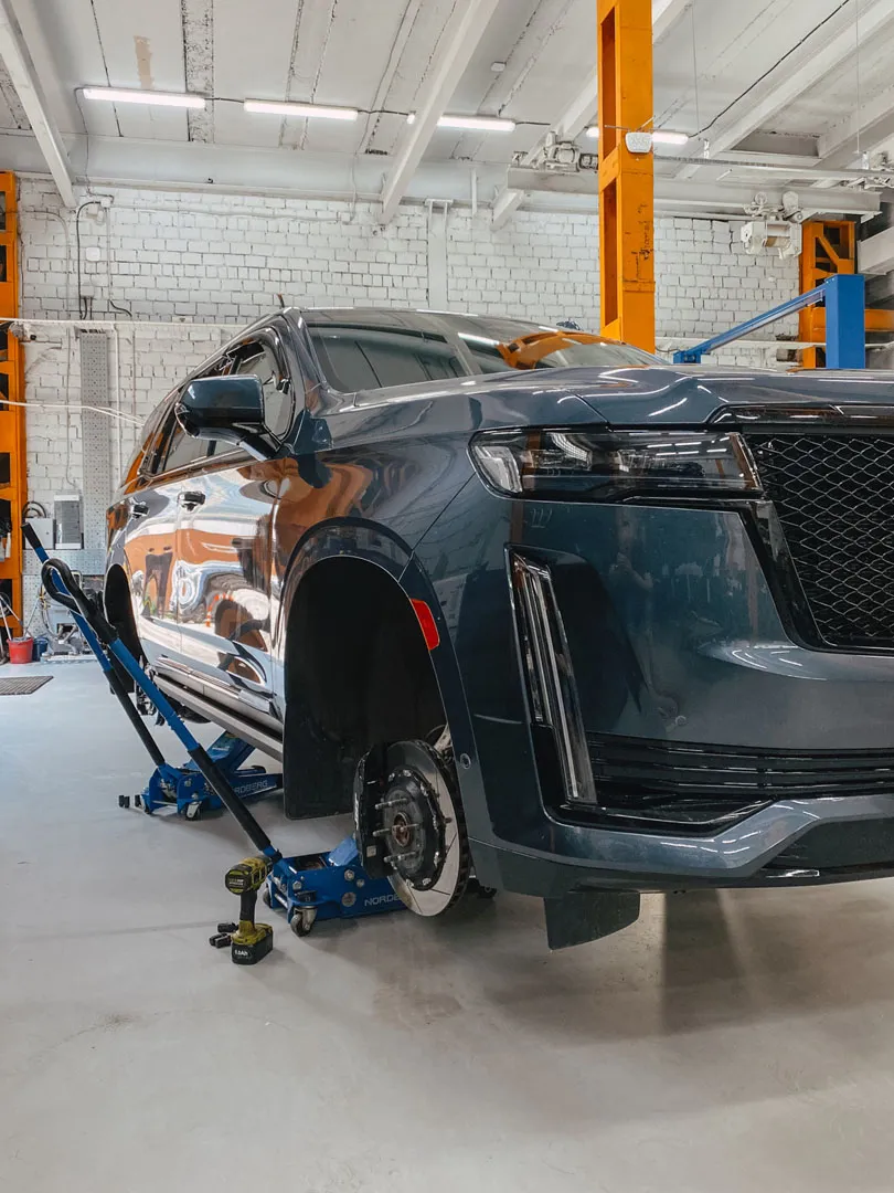 Фирменный Шиномонтаж на вибростенде на стендах Hunter для Cadillac Escalade